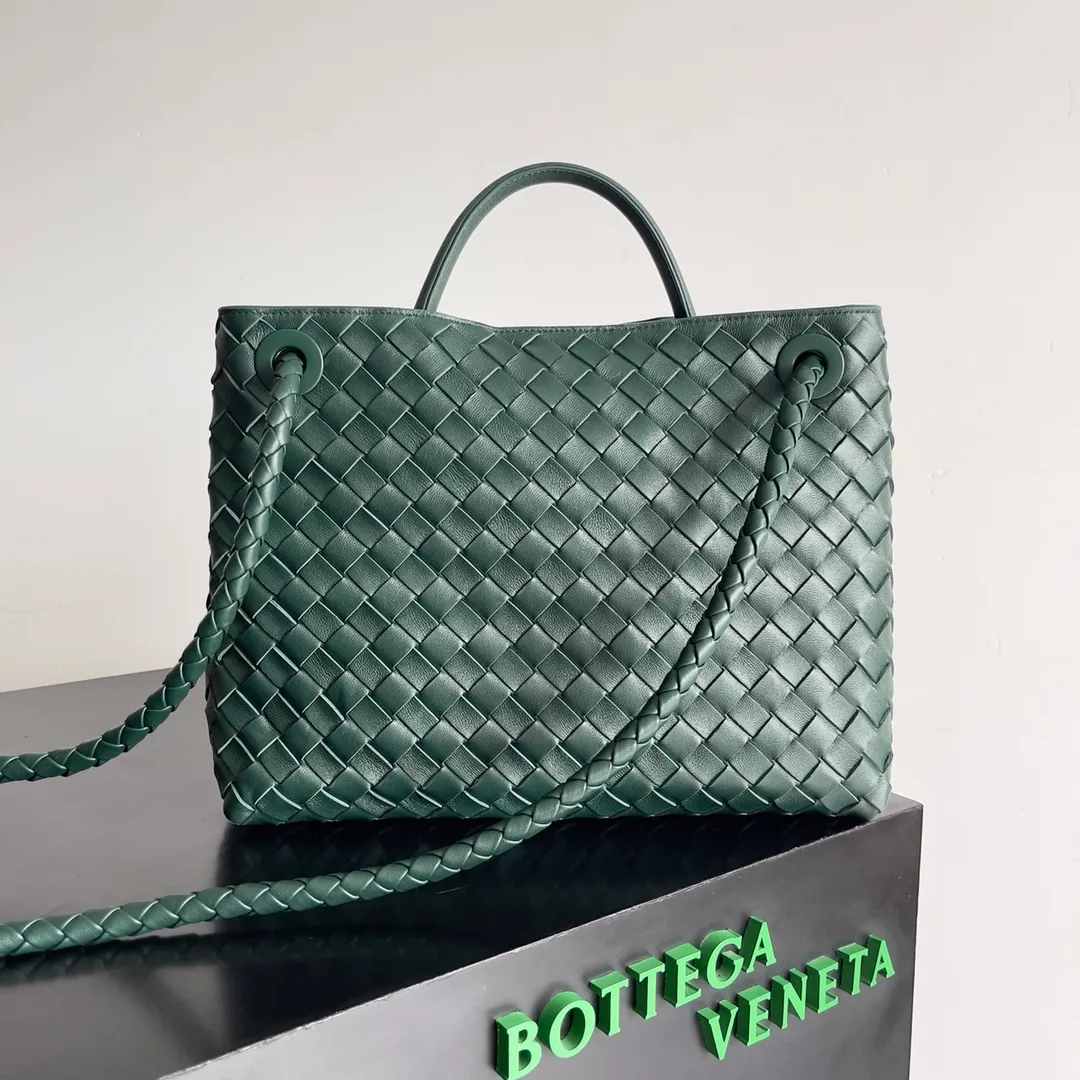The 2023 new Andiamo batch of 2260 BV has been shipped‼ ️Really popular🔥The new Andiamo woven handbag launched by Bottega Veneta this season is really popular all over the world! ! Celebrities at home and abroad have worn it, and Oscar-winning actress Michelle Yeoh has taken it out on the street. Song Jia, Trai Yara, Yu Feihong, Sanji Ayaka, Rosie Hunting-Whiteley, Yoshioka Riho, etc. have all picked up this bag. It is classic and versatile, showing off its temperament, and the bag capacity is also large, which is very convenient for daily commuting! ! A variety of carrying methods, the shoulder straps can be adjusted by yourself, the original lambskin feels soft and delicate, and the unisex style breaks the gender boundaries and brings a more practical and long-lasting use experience. Andiamo, which has both elegant and casual styles, perfectly interprets the true appearance of "fashionable old money style". Style number: 743572 Size: 32*24*12